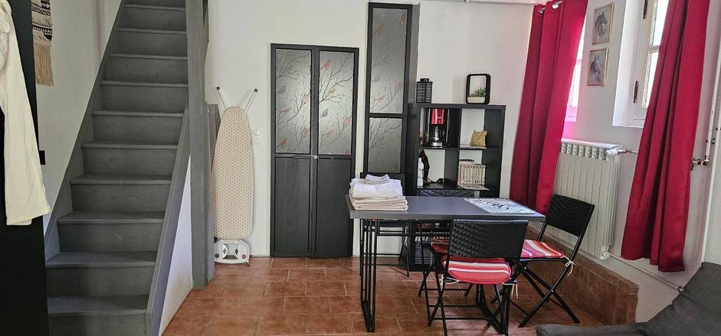 Gîte pour 4 personnes, avec jardin ainsi que terrasse et piscine à La Bastidonne - 3