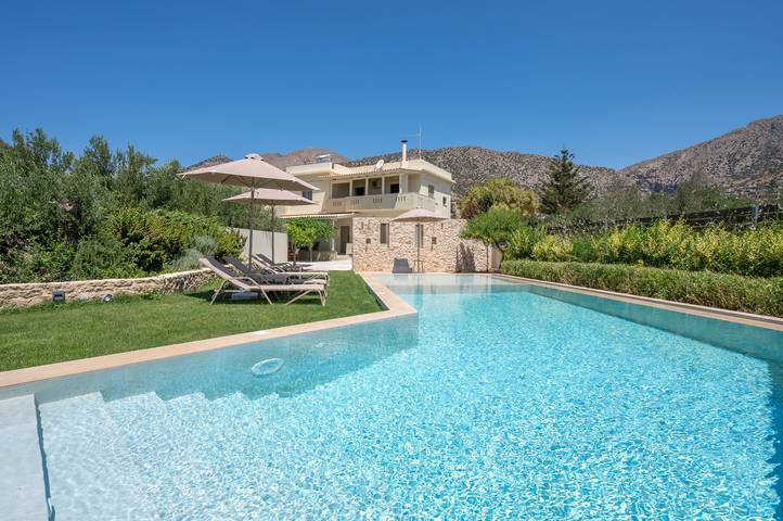 Villa für 9 Personen, mit Meerblick und Balkon sowie Terrasse und Garten in Griechenland