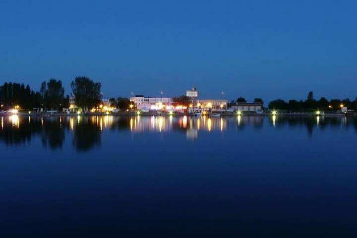 Gîte pour 4 personnes, avec vue ainsi que vue sur le lac et balcon dans Lac d'Amance - 4