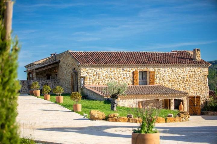 Gîte pour 10 personnes, avec terrasse et jardin ainsi que piscine et vue, animaux acceptés à Montlaux