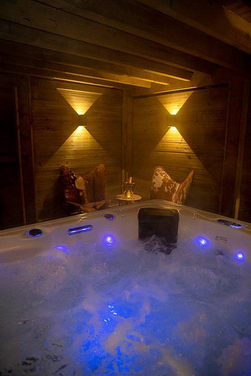 La Suite du Spa du Cabanon avec Spa privatif in Aye, Marche-en-Famenne