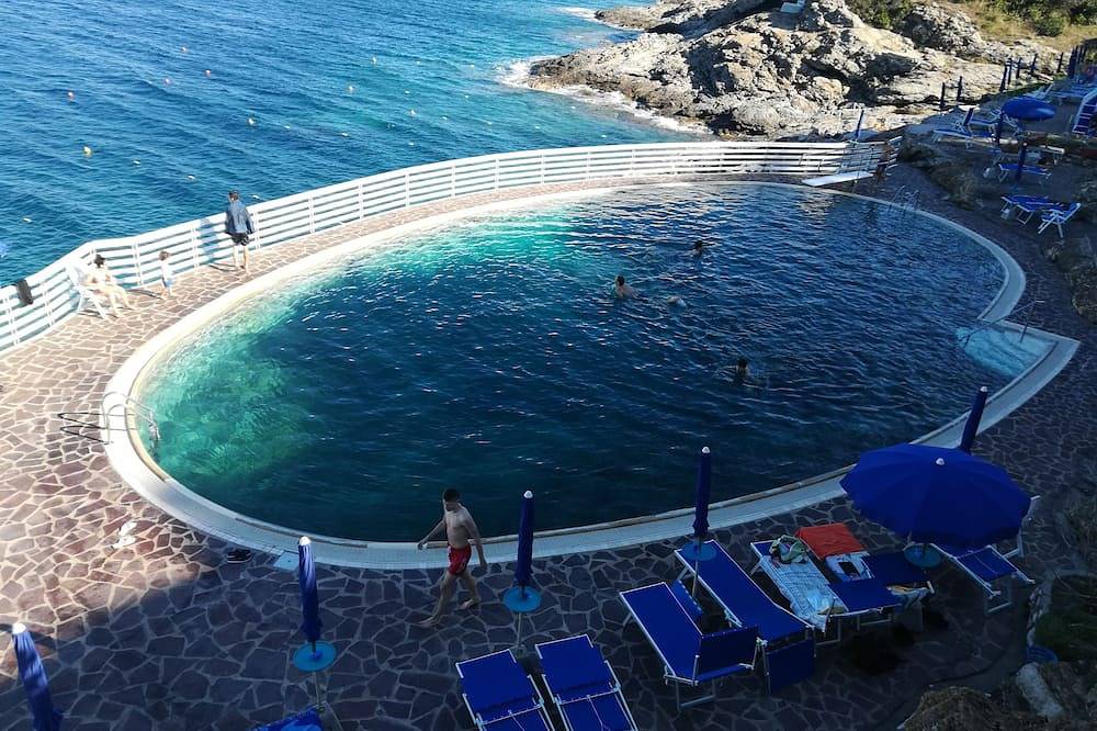Geheel appartement, Vierkamerappartement in de wijk Capo D'Arco met directe toegang tot de zee in Capo d'Arco, Elba