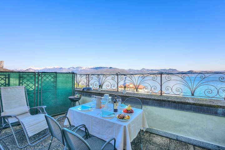 Penthaus für 4 Personen, mit Seeblick und Terrasse, kinderfreundlich in Comune di Stresa