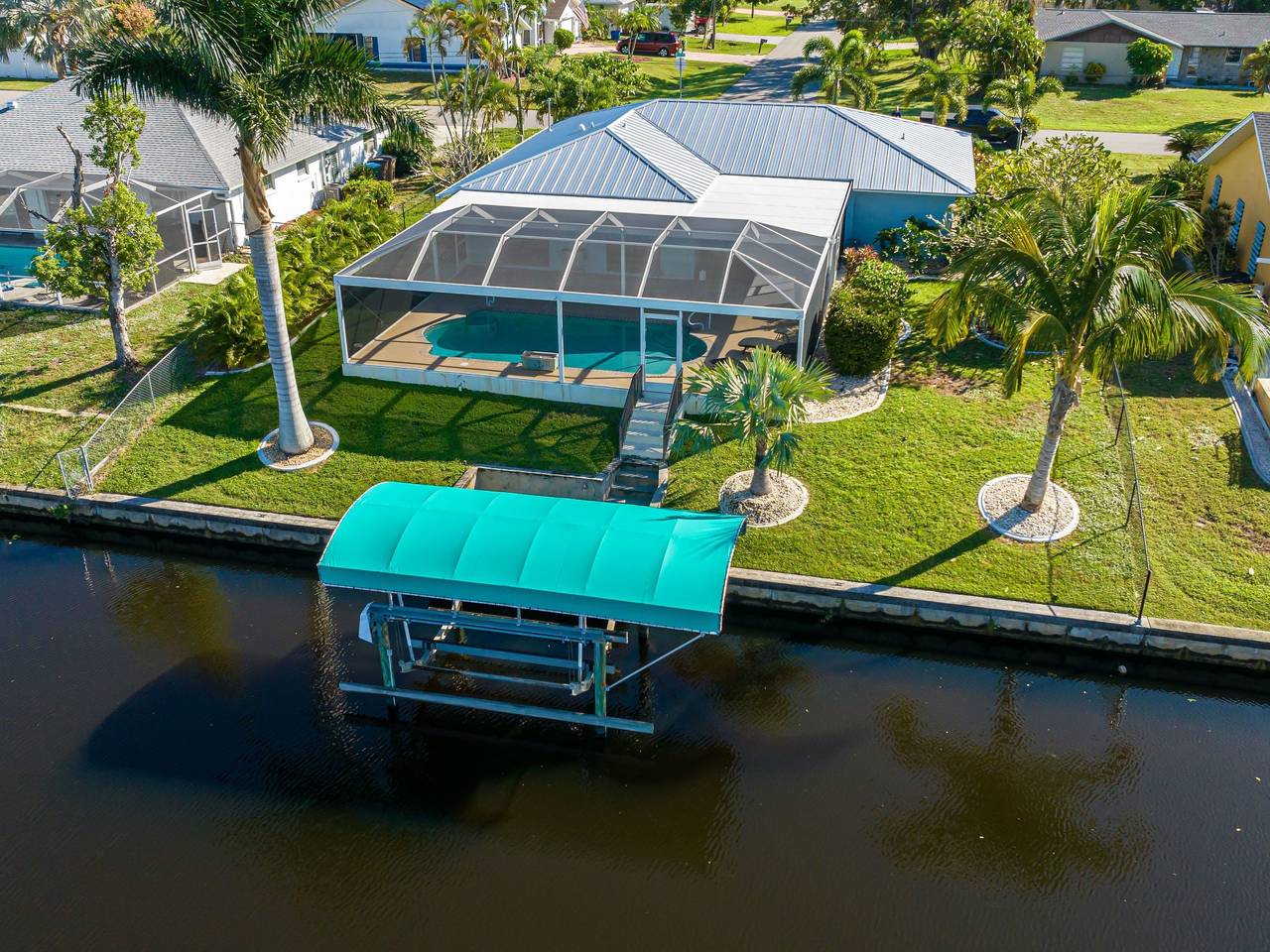Familienhaus am Wasser, freier Steg und Golfzugang in Cape Coral, Southwest Florida