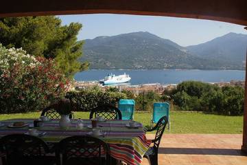 Villa pour 8 personnes, avec balcon ainsi que jacuzzi et jardin à Propriano