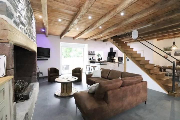 Gîte pour 10 personnes, avec jardin ainsi que terrasse et piscine dans le Cantal - 4