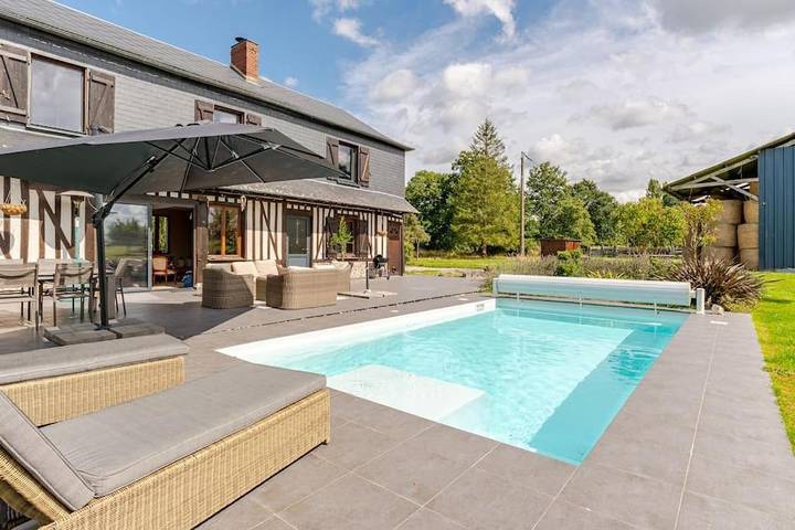 Location de vacances pour 7 personnes, avec piscine ainsi que vue et jardin à Saint-Pierre-des-Ifs