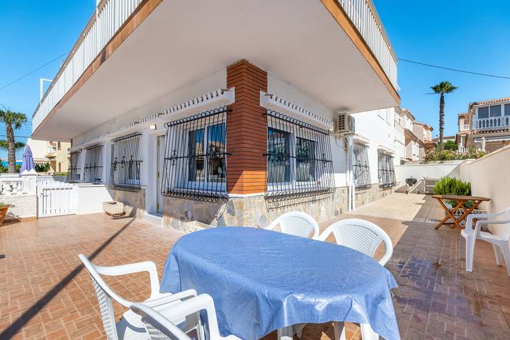 Apartamento 'Las Calas Deluxe B' con piscina compartida, terraza privada y Wi-Fi in Las Calas, Torrevieja