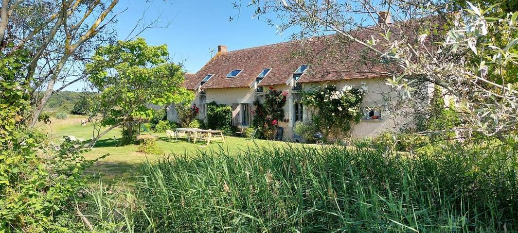 Gîte pour 12 personnes, avec piscine et jardin ainsi que vue et vue sur le lac dans Réserve naturelle de Chérine