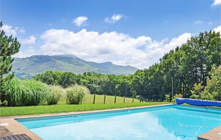 Location de vacances pour 10 personnes, avec terrasse ainsi que jardin et piscine, animaux acceptés à Ascain - 2
