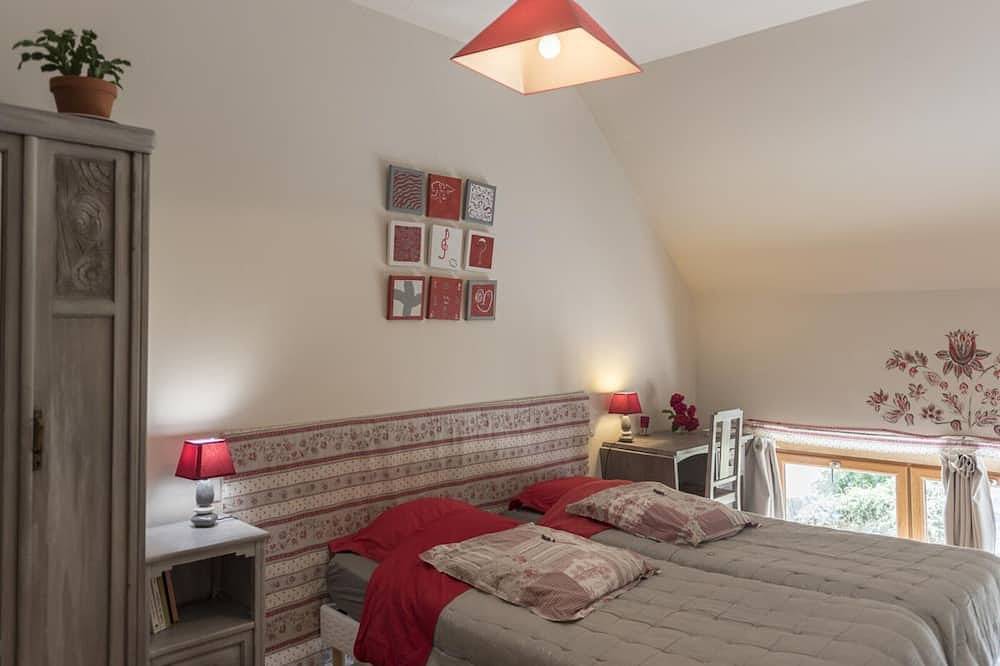 Séjour nature aux Chênes, gîte familial avec piscine partagée in Souvigny, Allier