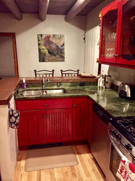 Ganze Wohnung, Gemütliche Casa Carmelita verfügt über einen Brilliant Kiva Kamin, Unique Patio & Hot Tub! in Taos, Taos County