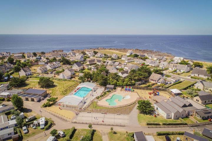 Camping pour 2 personnes, avec terrasse et jardin ainsi que bassin pour enfant et piscine