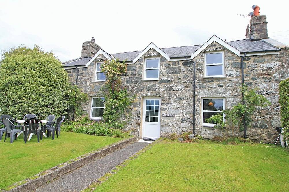The Farmhouse, pet friendly, country holiday cottage in Llanbedr in Llanbedr, Snowdonia