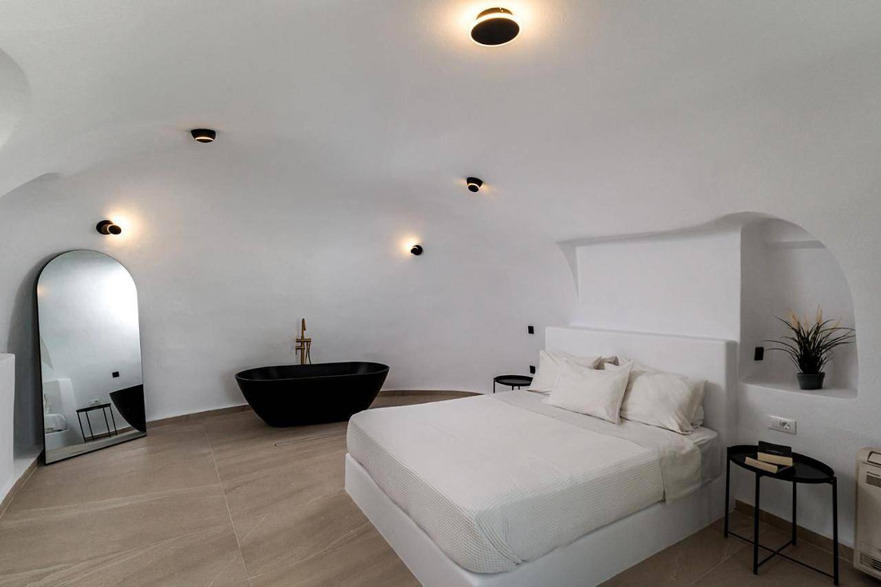 Enalion Suites in Finikia, Santorin