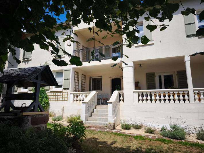 Maison d’hôte pour 3 personnes, avec vue et terrasse ainsi que jardin et piscine