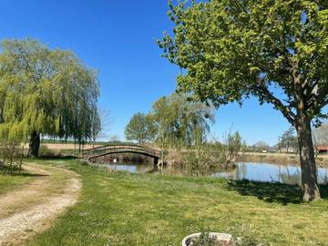 Camping pour 3 personnes, avec jardin et vue ainsi que terrasse et vue sur le lac, animaux acceptés dans le Cher