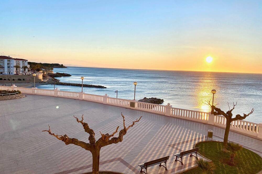 Apartamento entero, Piso completo primera línea de playa _ Sea View Haus in Platja de l'Alguer (Terres de l'Ebre), La Ametlla de Mar
