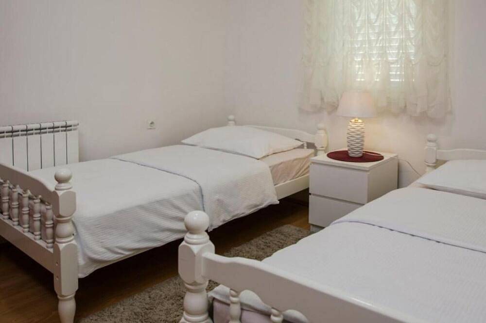 Villa Ante with Outdoor Pool in Imotski, Makarska Riviera