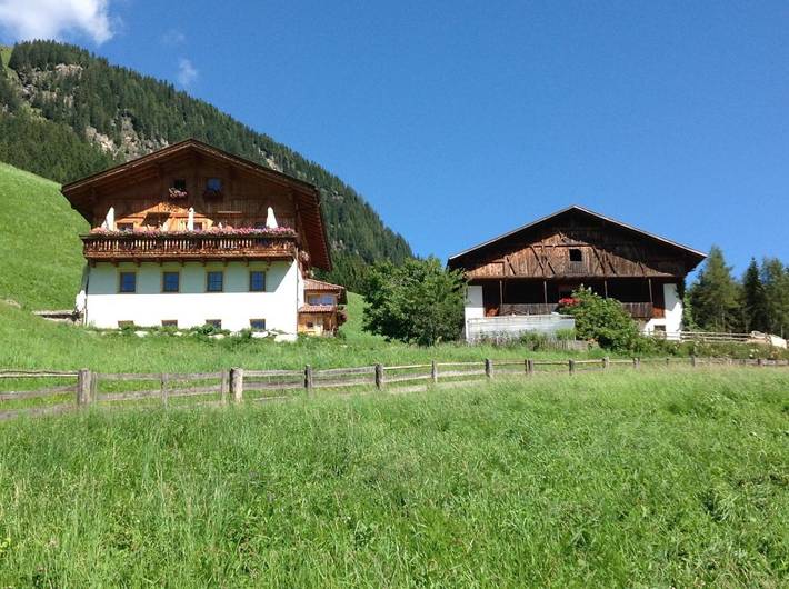 Privatzimmer für 3 Personen, mit Balkon und Terrasse sowie Garten und Ausblick in Sarntal