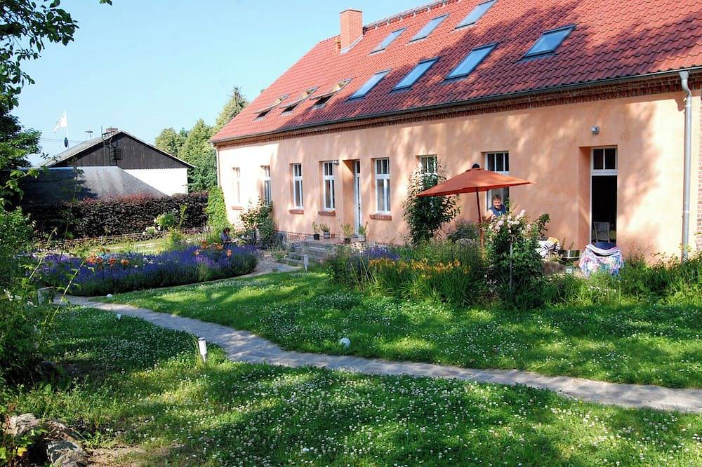 Ganze Wohnung, Studio 7 · Camélie – Ruhiges Studio im gräflichen Forsthaus in Temmen-Ringenwalde, Barnimerland Region