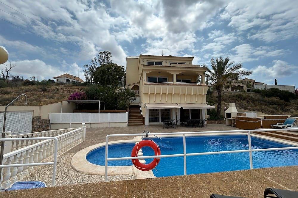 Large 4 bedroom detached villa private pool in walled garden. 5 minute to Sea. in Cartagena, Costa Cálida