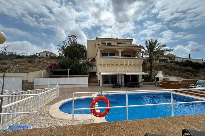 Villa for 8 people, with hot tub and garden - 1