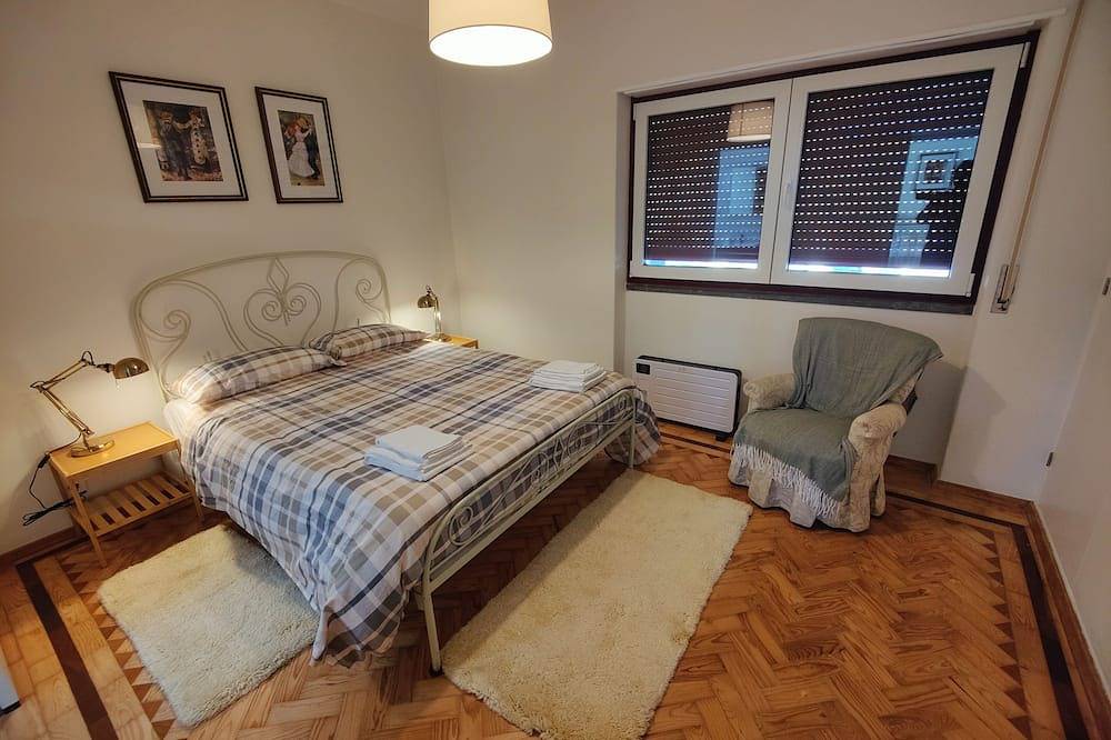 A sunny house with a large terrace and sea views! in Benedita, Leiria District