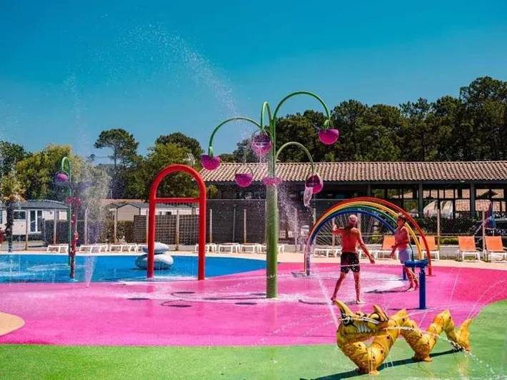 Camping pour 6 personnes, avec Jacuzzi et Terrasse ainsi que Jardin et Piscine au Cap Ferret - 3