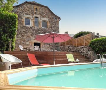 Gîte pour 8 personnes, avec terrasse et piscine à Pierrefiche
