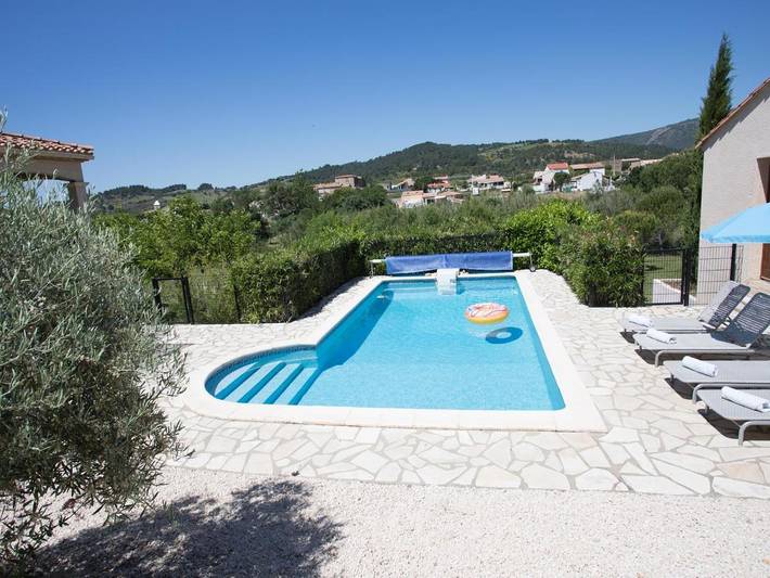Location de vacances pour 6 personnes, avec terrasse ainsi que piscine et jardin à Félines-Minervois