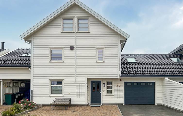 Feriehus for 8 personer, med terrasse og sauna i tillegg til hage i Lindesnes 