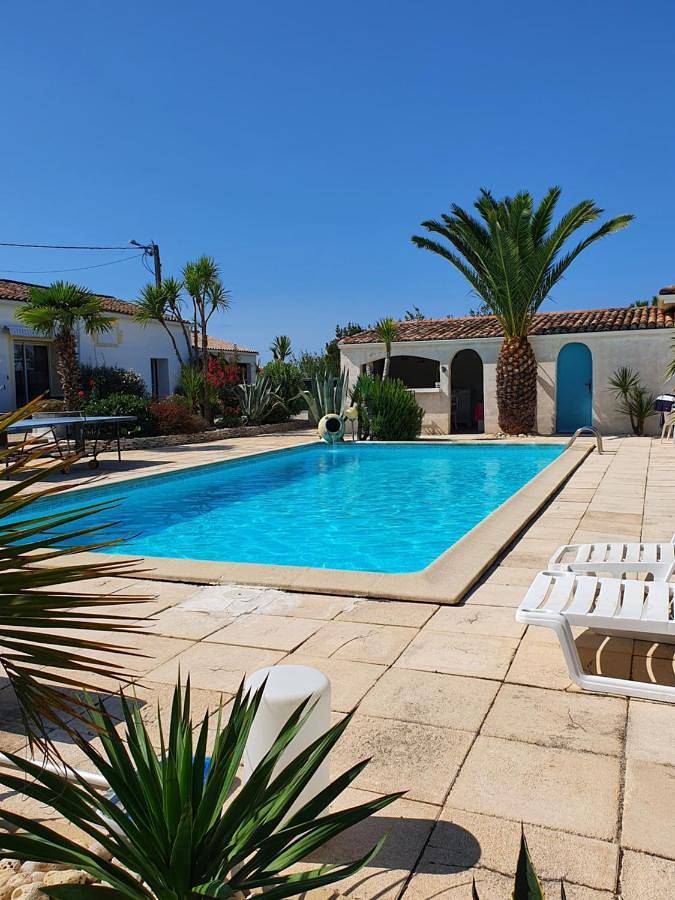 Gîte pour 4 personnes, avec piscine ainsi que vue et jardin à Talais - 2