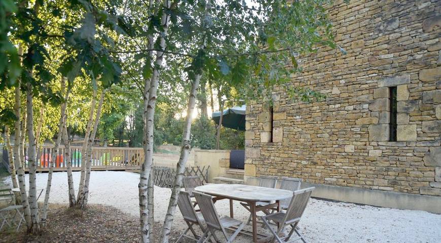 Location de vacances pour 12 personnes, avec piscine ainsi que jardin et vue, adapté aux familles à Prats-de-Carlux