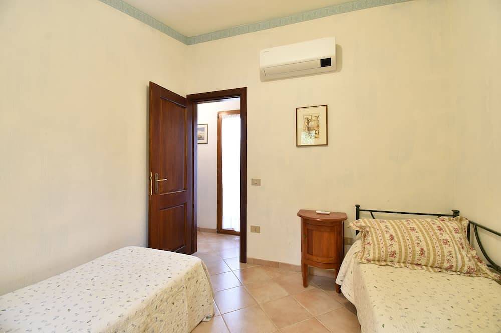 Villa with shared pool and sea view in Costa Paradiso, Trinità d'Agultu e Vignola und Umgebung