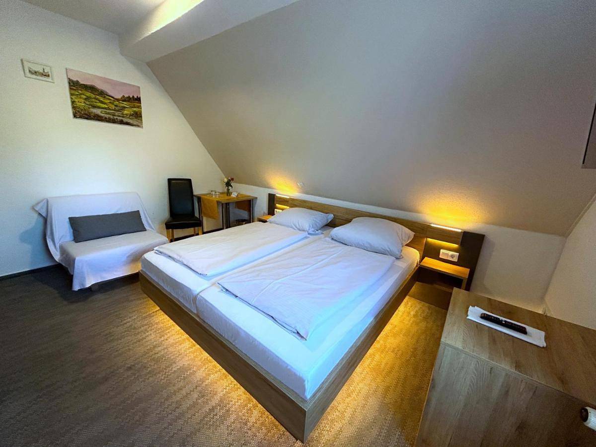 Double Room with Private Bathroom in Gemünden am Main, Maindreieck
