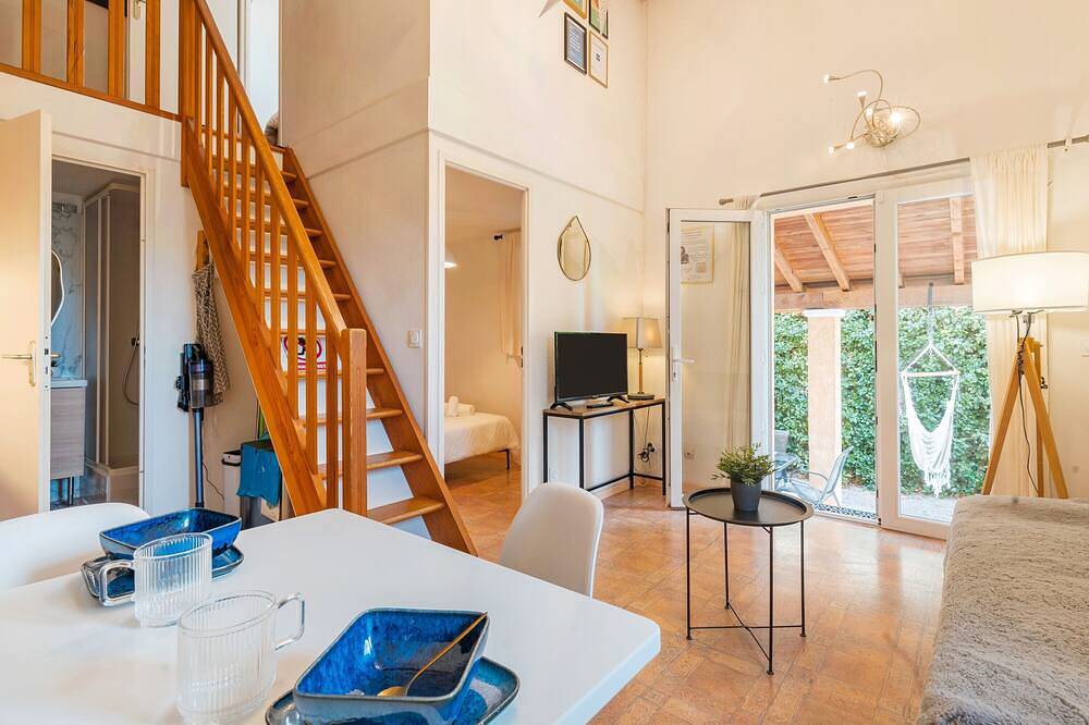 Entire apartment, Charming 2-bedroom house with pool, wifi, Ac in peaceful Eyguières in Eyguières, Arles region