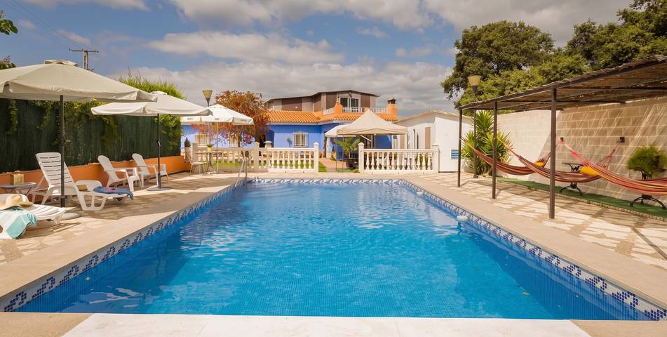 Chalet para 15 personas, con terraza además de jardín y piscina - 1