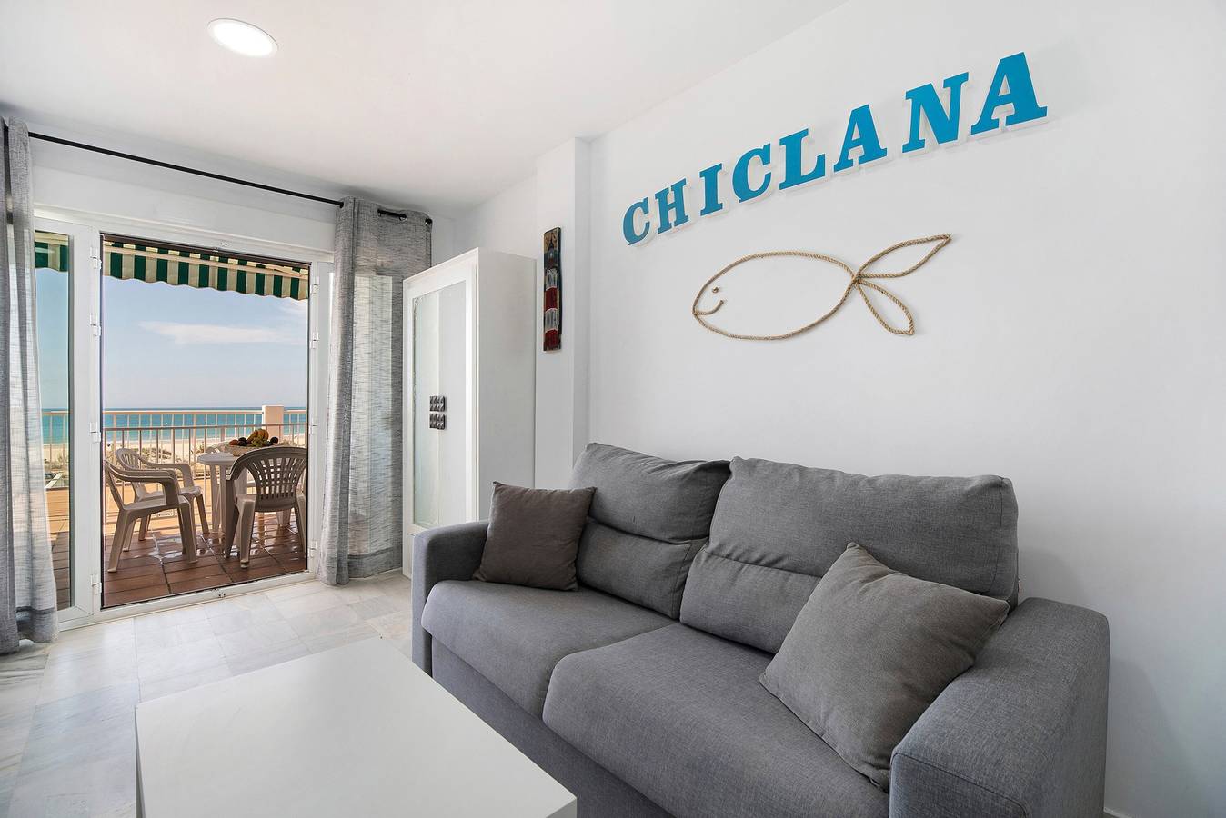 Apartamento entero, Apartamento vacacional "Los Balcones E" con vistas al mar, terraza privada y Wi-Fi in La Barrosa, Chiclana de la Frontera