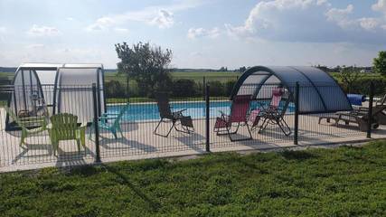 Gîte pour 12 personnes, avec jardin et vue ainsi que piscine et sauna, adapté aux familles à Rillé