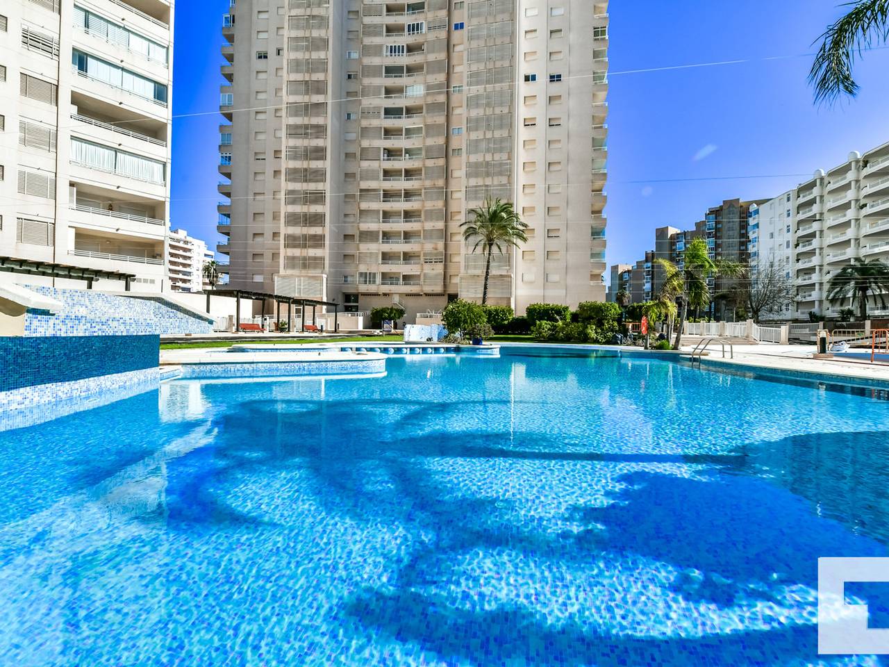 Entire apartment, Spacious 2-bedroom apartment 30m from the beach with pool and terrace in Calpe in Playa la Fossa, Calpe