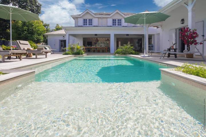 Villa pour 15 personnes, avec bassin pour enfant et piscine ainsi que jardin et vue, animaux acceptés à Petit-Bourg