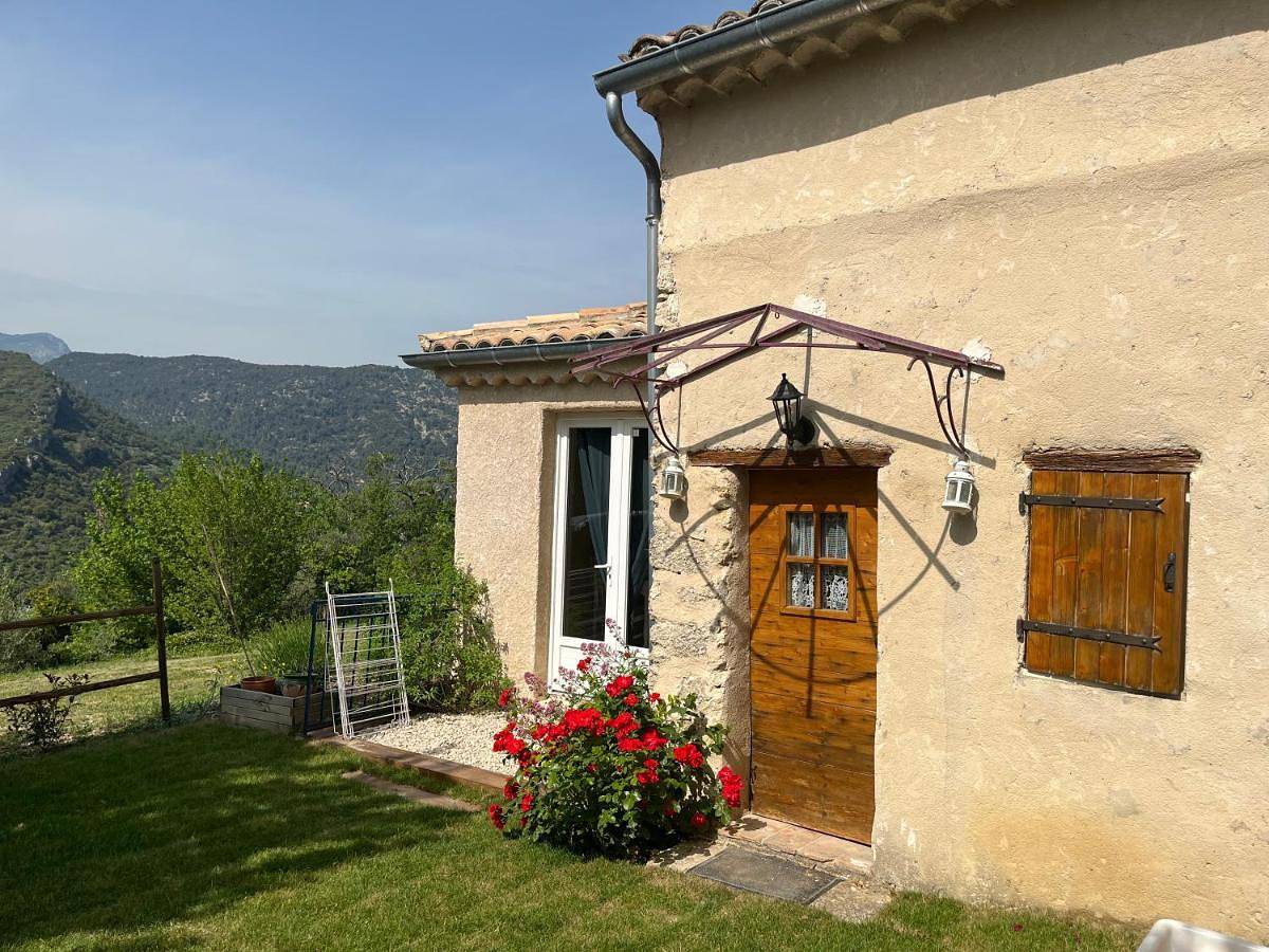 Cabanon entouré de montagnes et d'oliviers in Nyons, Région de nyons