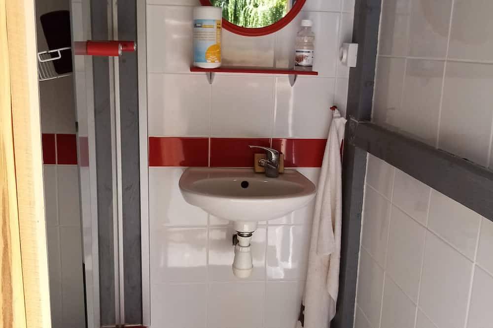 Tonneau En Bois à Garennes sur Eure Au Havre De Paix Au Bord De L'Eure in Garennes-sur-Eure, Région d'Évreux