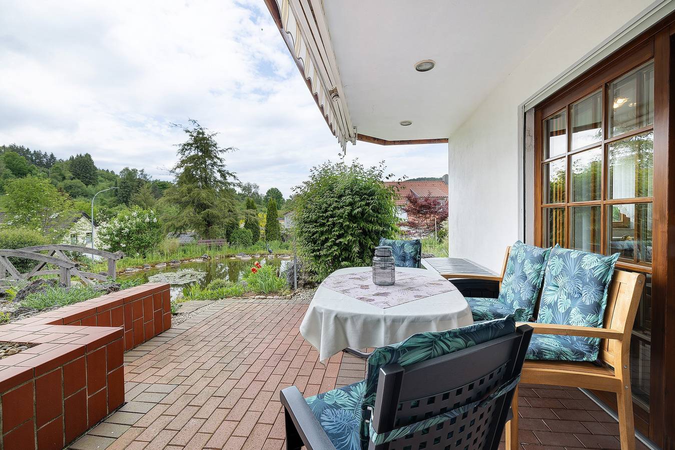 Apartamento entero, Apartamento vacacional 'Am Steinbach' con vistas a la montaña, terraza privada y Wi-Fi in Albstadt, Neckar-Alb