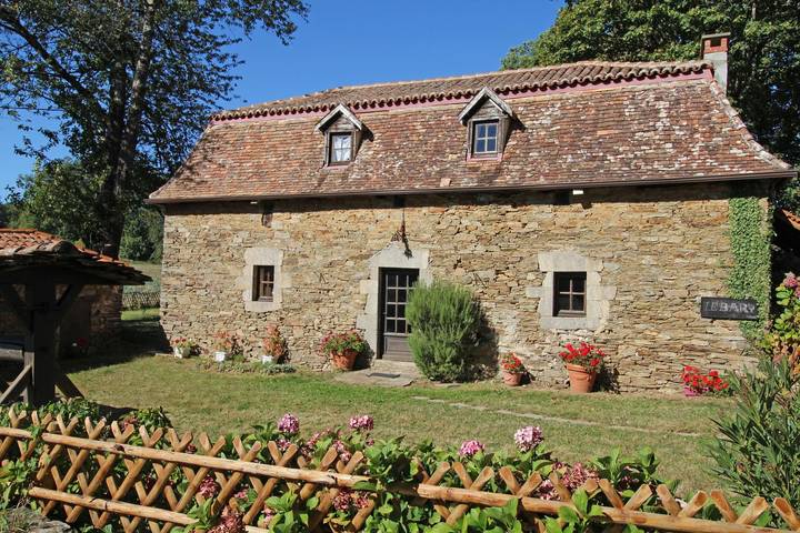 Gîte pour 8 personnes, avec jardin et piscine