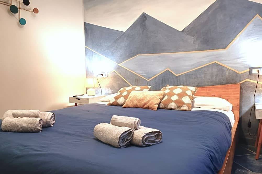 Entire apartment, Charming one-bedroom apartment, finely furnished, located on the ground floor of Via Pertossi in the historic centre of Arona.Casa Azzurra is a 52 sqm one-bedroom apartment with air conditioning, featuring a living room/kitchen area with a double sofa be in Arona (Lago Maggiore), Comune di Arona