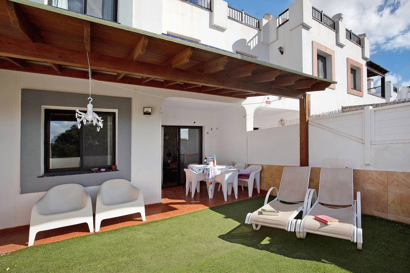 Vacation Home "La Casa Blanca" with Mountain View, Shared Pool & Wi-Fi in Geafond, La Oliva