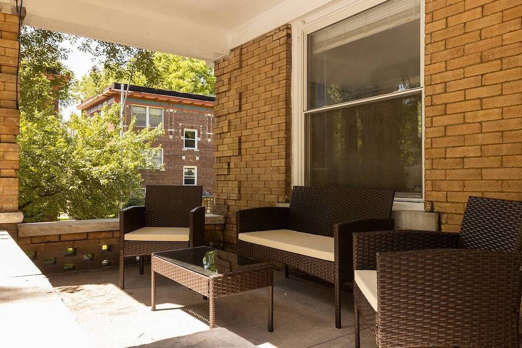 30% Off Spacious Historic Getaway: 5★ Location, Royal Beds, Game Room & Bbq in Kansas City, Missouri