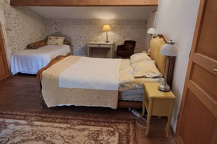 Location de vacances pour 3 personnes, avec Piscine à Chérac